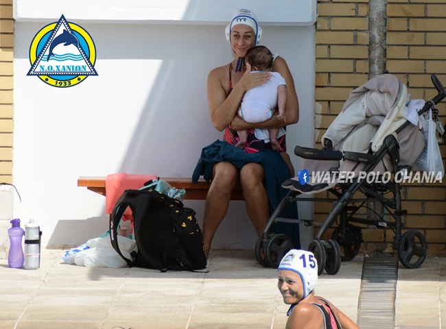 Χανιά: Viral η αθλήτρια του πόλο που ταΐζει το μωρό της στην πισίνα πριν την προπόνηση [εικόνες]