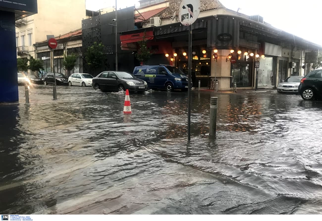 Επικίνδυνα καιρικά φαινόμενα: Εκτακτη ανακοίνωση για Αττική και άλλες 12 περιοχές της χώρας - Αποφύγετε κάθε περιττή μετακίνηση