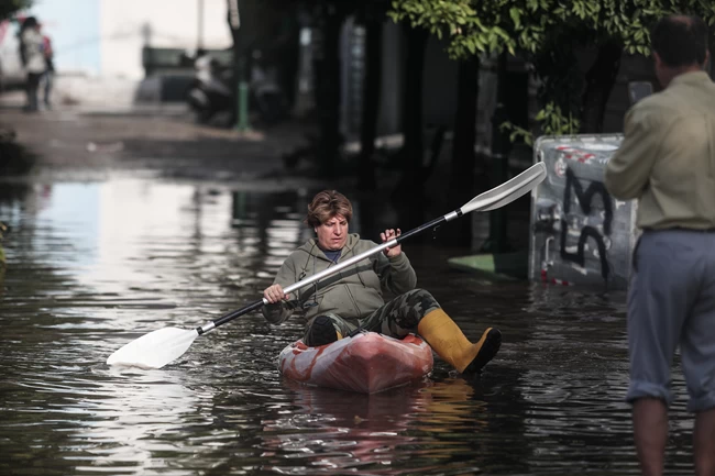 Κολωνός όπως... Βενετία: Βγήκαν με κανό στους πλημμυρισμένους δρόμους [εικόνες]