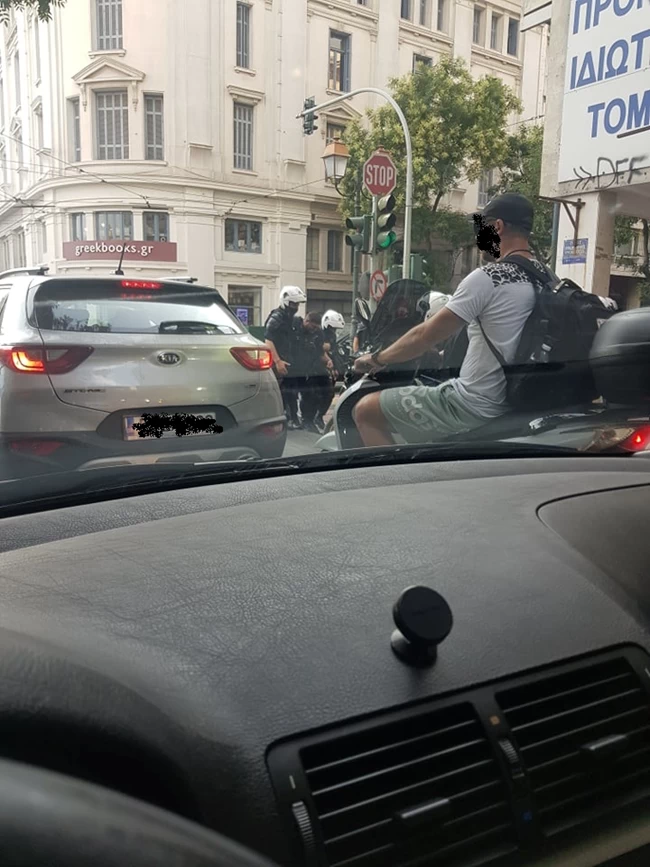 Επεισόδια στο κέντρο της Αθήνας με αντιεξουσιαστές και αντιεμβολιαστές - Τραυματίστηκε αστυνομικός