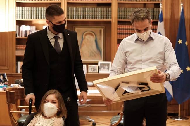 Η ξεχωριστή συνάντηση Μητσοτάκη: Με τον δρομέα και τη φοιτήτρια με κινητικά προβλήματα που ανέβηκαν στον Όλυμπο