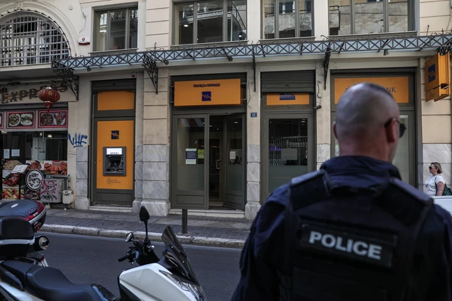 Ενοπλη ληστεία σε τράπεζα στο κέντρο της Αθήνας: Δράστες με καλάσνικοφ, βερμούδα και τατουάζ - Έβριζαν την... κυβέρνηση