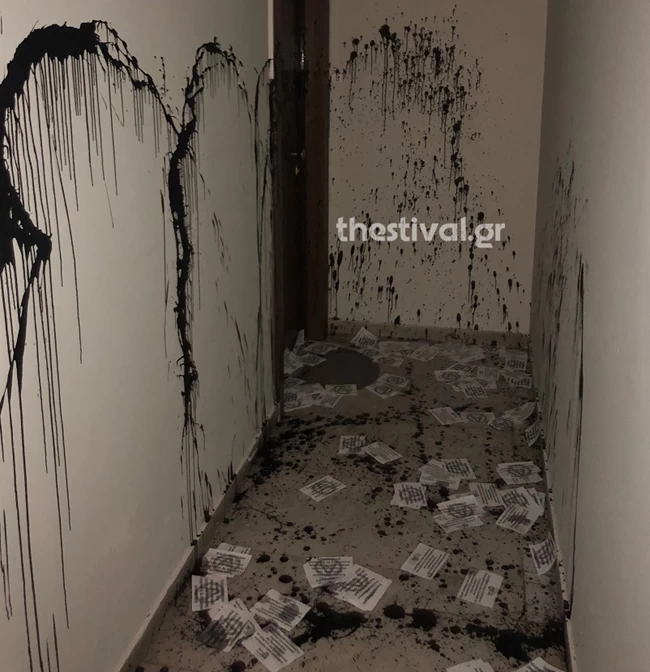 Θεσσαλονίκη: Μπογιές και τρικάκια πέταξαν άγνωστοι στο γραφείο του βουλευτή Στράτου Σιμόπουλου