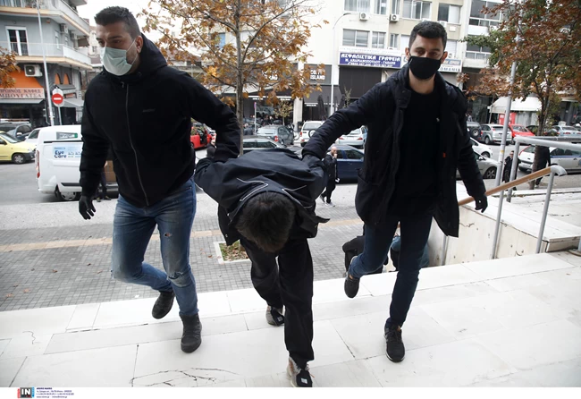 Θεσσαλoνίκη: O Έλληνας δράστης της δολοφονίας του ψιλικατζή στην Τούμπα οδηγείται στα δικαστήρια [εικόνες - βίντεο]