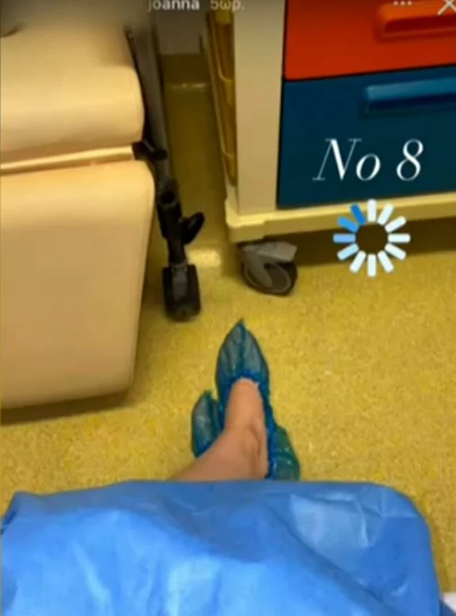 Επίθεση με βιτριόλι: Όγδοο χειρουργείο για την Ιωάννα - Η ανάρτησή της έξω από το θάλαμο του χειρουργείου [βίντεο]