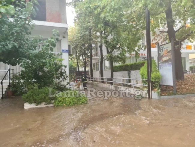 Ιανός - Χτυπήθηκε και η Φθιώτιδα: Συναγερμός για εγκλωβισμένους ανθρώπους σε σπίτια και αυτοκίνητα