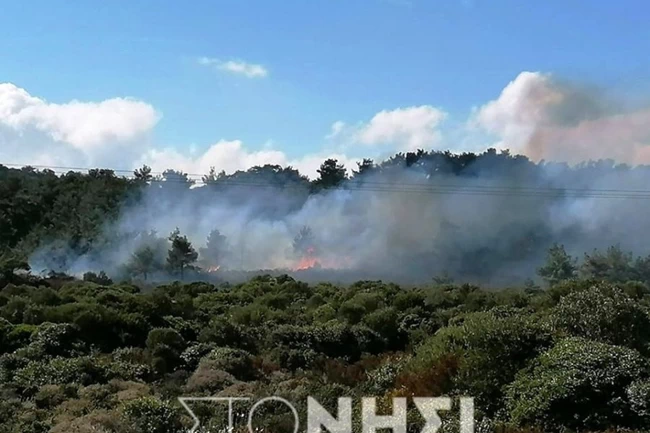 Φωτιά στον Καράβα της Λέσβου- Από τις κρότου λάμψης