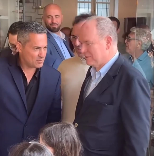 Μαριάννα Λάτση: Λαμπερή με εντυπωσιακό εφαρμοστό jumpsuit σε δείπνο με τον πρίγκιπα Αλβέρτο