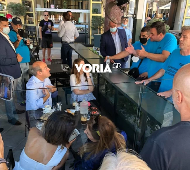 Κωστής Χατζηδάκης: Απολυμένοι εργαζόμενοι των Λιπασμάτων Καβάλας του τα "έψαλαν" ενώ έπινε καφέ στη Θεσσαλονίκη [βίντεο]