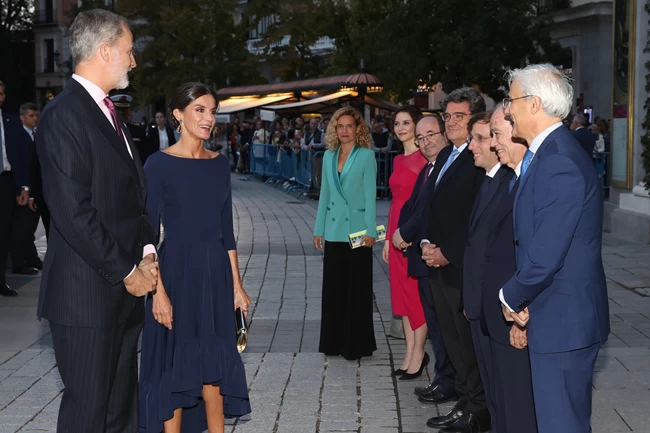Ακατάλληλη η βασίλισσα Λετίσια: Το σέξι εξώπλατο φόρεμα που κουρέλιασε το πρωτόκολλο