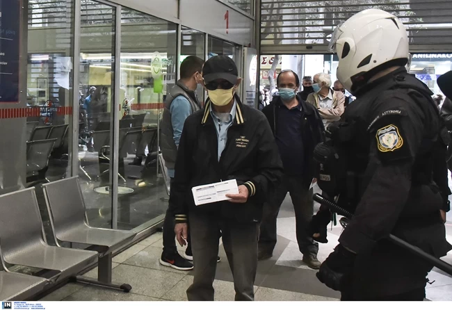 Κεντρικά ταμεία της ΔΕΗ: Βελτιώθηκε η εικόνα - Μειώθηκαν οι τεράστιες ουρές, τηρούνται πλέον αποστάσεις