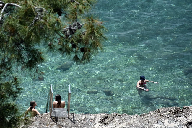 Γαλάζιες Σημαίες: Στη δεύτερη θέση η Ελλάδα σε όλο τον πλανήτη - Οι 545 βραβευμένες ελληνικές παραλίες [Λίστα]