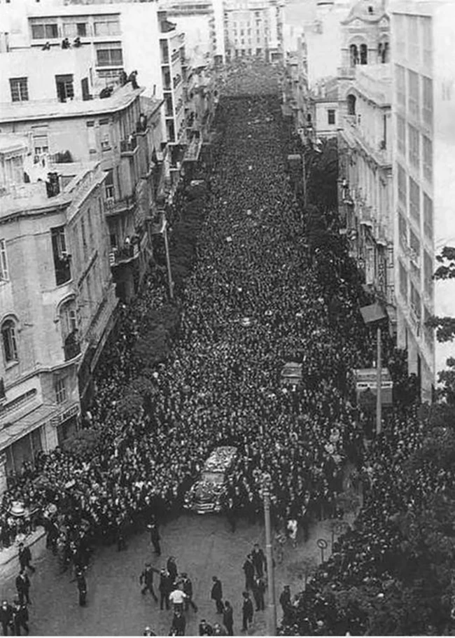 Σαν σήμερα η κηδεία του Γεωργίου Παπανδρέου που μετατράπηκε σε διαδήλωση κατά της δικτατορίας [εικόνες]