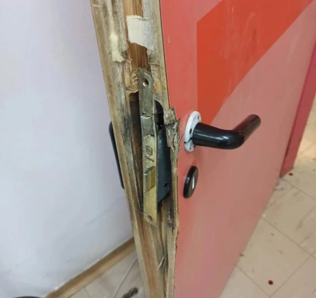 Πανικός σε Κέντρο Υγείας: Εξαγριωμένοι Ρομά επιτέθηκαν σε γιατρούς, σεκιούριτι και αστυνομικούς Πανικός στο Κέντρο Υγείας Σπάτων: Εξαγριωμένοι Ρομά επιτέθηκαν σε γιατρούς, σεκιούριτι και αστυνομικούς