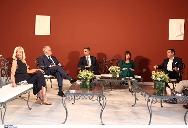 Προεδρικό Μέγαρο: Τα "πηγαδάκια" και οι συζητήσεις των πολιτικών αρχηγών στο κιόσκι