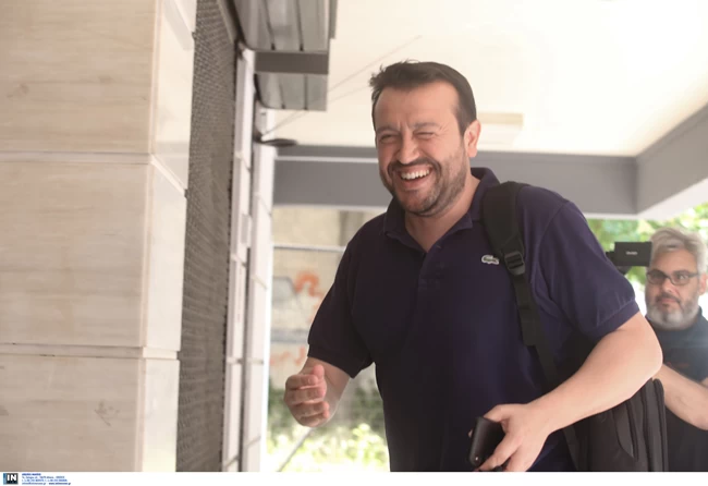 Σκασμένος στα γέλια στο Πολιτικό Συμβούλιο του ΣΥΡΙΖΑ ο Νίκος Παπάς- Απτόητος από τις αποκαλύψεις