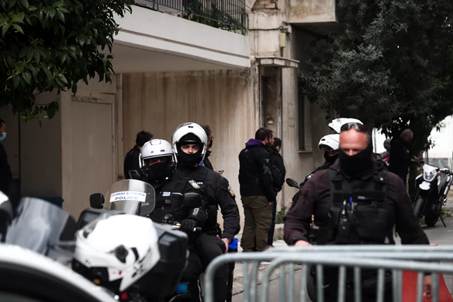 "Μάχη" για τον Κουφοντίνα: Μπαράζ επιθέσεων στην Αθήνα και μολότοφ στο ΑΤ Καισαριανής - Ένταση σε Ηράκλειο και Λαμία