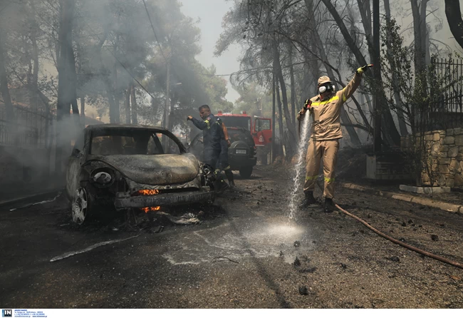 Σε ύφεση η φωτιά στη Σταμάτα: Κάηκαν περίπου 20 σπίτια - Αυτοκίνητα έγιναν στάχτη [εικόνες]