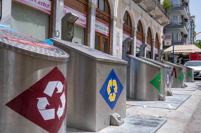 Δήμος Αθηναίων: Τοποθετήθηκαν οι πρώτοι 350 βυθιζόμενοι κάδοι απορριμμάτων