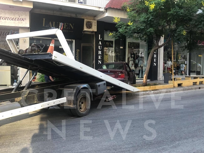 αυτοκίνητο έπεσε σε κατάστημα