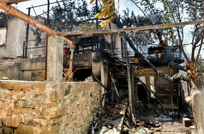 Φωτιά στον Σχίνο: Προειδοποίηση Meteo για ενίσχυση των ανέμων απόψε στην περιοχή της πυρκαγιάς