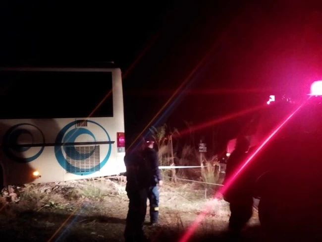 Αρκαδία: Έπαθε ανακοπή ο οδηγός και το ΚΤΕΛ σταμάτησε κυριολεκτικά στο χείλος του γκρεμού - Βγήκε μόνη της η επιβάτιδα