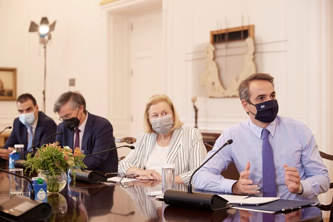 Εμβολιασμός των παιδιών πλέον και από τους παιδιάτρους στα ιατρεία τους- Τι είπαν στη σύσκεψη Μητσοτάκης, Τσιόδρας