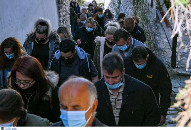 Φονικό στη Μακρινίτσα: Θρήνος και σπαραγμός στις κηδείες των δύο αδελφιών [εικόνες]