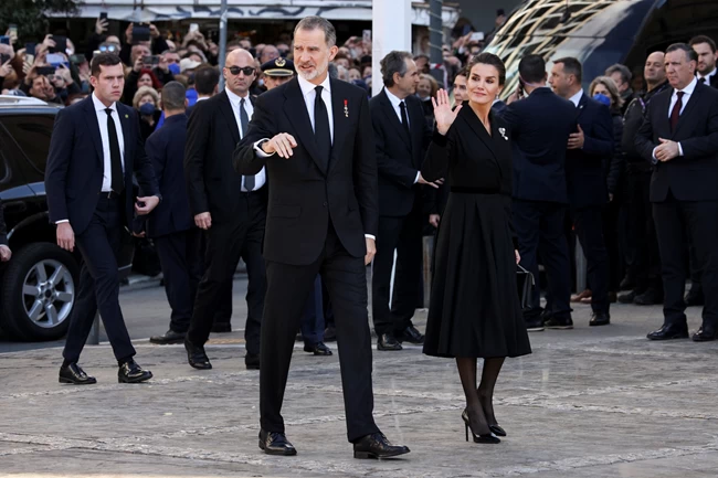 Με μαυρόασπρα στην Ισπανία η Λετίσια: Το πένθιμο πρωινό look της και ο λόγος που απέφυγε το δείπνο μετά την κηδεία του τέως