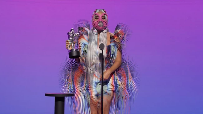 Lady Gaga: Η απόλυτη νικήτρια των MTV Awards - Τραγούδησε με τις πιο εξωφρενικές μάσκες [εικόνες]
