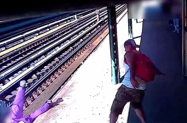 Αδιανόητο περιστατικό βίας στο μετρό της Νέας Υόρκης: Κάμερες κατέγραψαν άνδρα να πετά γυναίκα στις ράγες