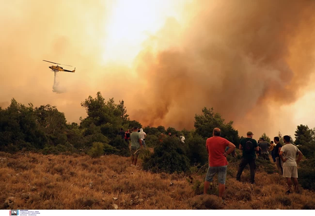 Φωτιά στα Βίλια: Δραματικές ώρες - Καίγονται σπίτια στον οικισμό [Εικόνες - Βίντεο]