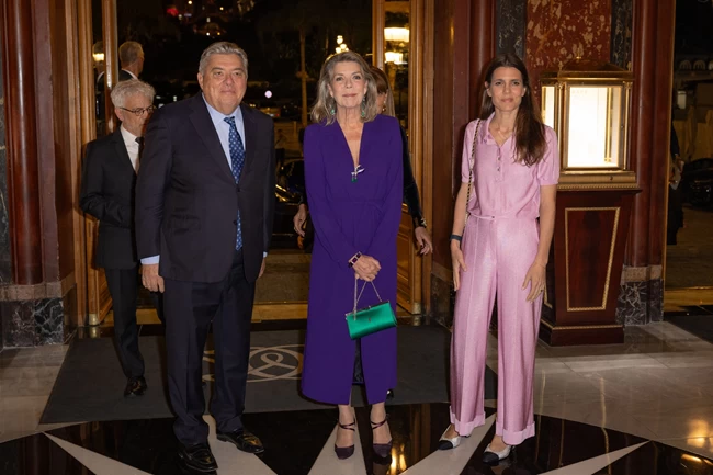 Très chic στην Όπερα: Η Καρολίνα του Μονακό και η κόρη της Σαρλότ Κασιράγκι σε τελετή βράβευσης