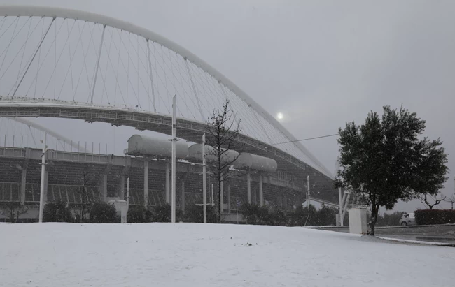 Η κακοκαιρία Μήδεια σαρώνει την Αττική: Κλειστοί δρόμοι, πτώσεις δέντρων, διακοπές ρεύματος - Αλυσίδες μέχρι και στην Κηφισίας