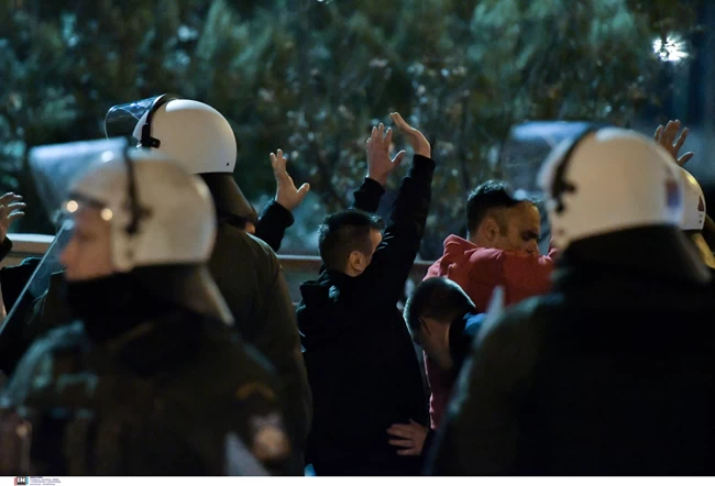 Σε κρίσιμη κατάσταση ο αστυνομικός μετά τη ναυτική φωτοβολίδα: Επαθε ανακοπή και τον επανέφεραν - Μαζικές προσαγωγές