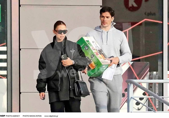 Fashion icon η εγκυμονούσα Ελένη Φουρέιρα: Το σέξι pregnancy look με leather τζάκετ και γυμνή κοιλιά