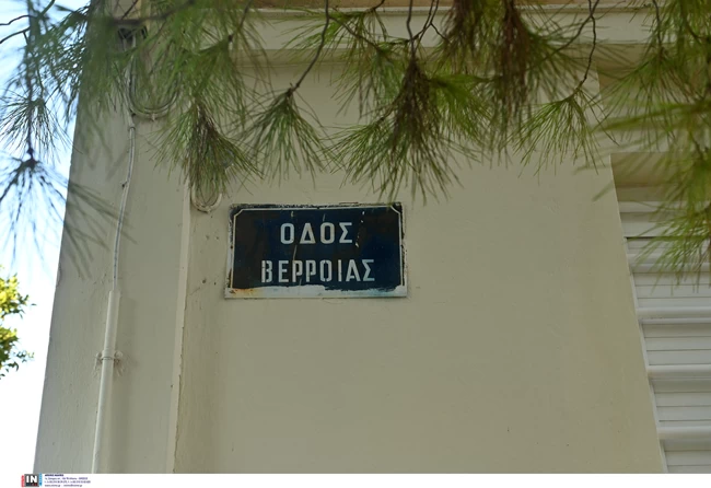Έγκλημα στο Αιγάλεω: Με αίματα της μητέρας του πάνω στη μπλούζα του παραδόθηκε ο 20χρονος - Τι είπε στους αστυνομικούς
