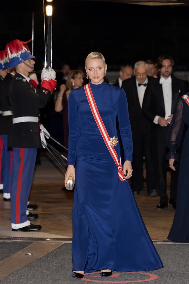 Πασαρέλα των royals στο Μονακό: Το navy blue της Σαρλίν, τα chanel και η χρυσή Μπορομέο που ντύθηκε αληθινή πριγκίπισσα