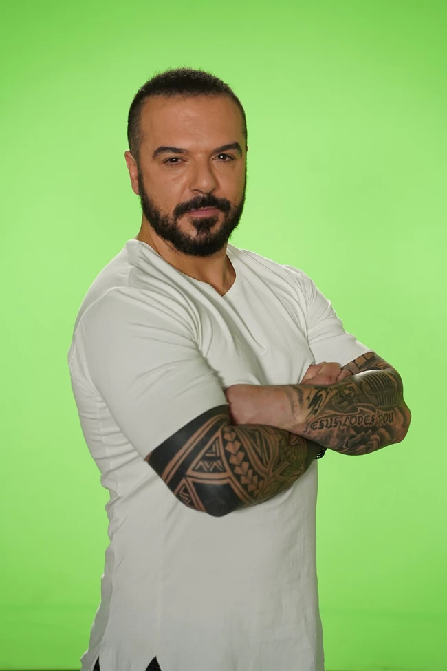 Survivor: Πολεμικό κλίμα - Δείτε την πρώτη μονομαχία "Διάσημων" & "Μαχητών" Τριαντάφυλλος