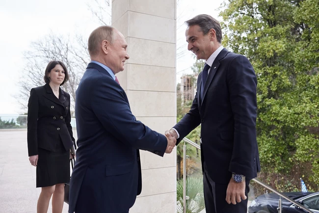 Σε εξέλιξη η συνάντηση Μητσοτάκη-Πούτιν- Μητσοτάκης: Μπορούμε να βελτιώσουμε τις σχέσεις μας