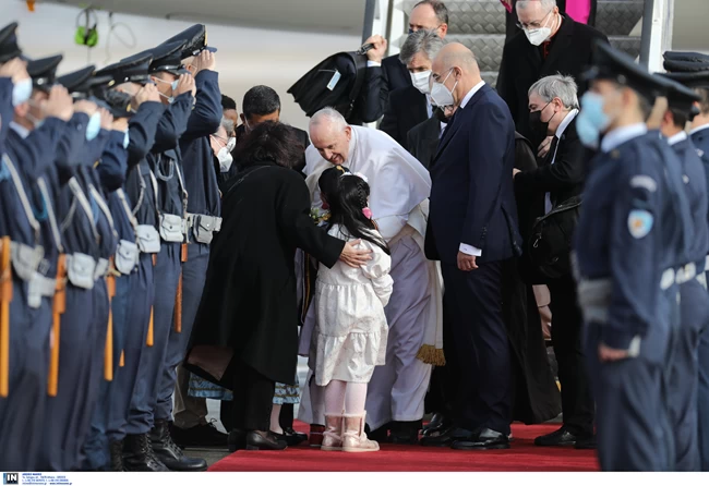 Στην Αθήνα ο Πάπας Φραγκίσκος: Η συμβολική υποδοχή στο αεροδρόμιο - Σε εξέλιξη η συνάντηση με Σακελλαροπούλου [Εικόνες]