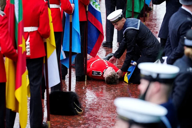 Και ένα απρόοπτο: Ένας σημαιοφόρος δεν άντεξε τις ώρες ορθοστασίας και λιποθύμησε