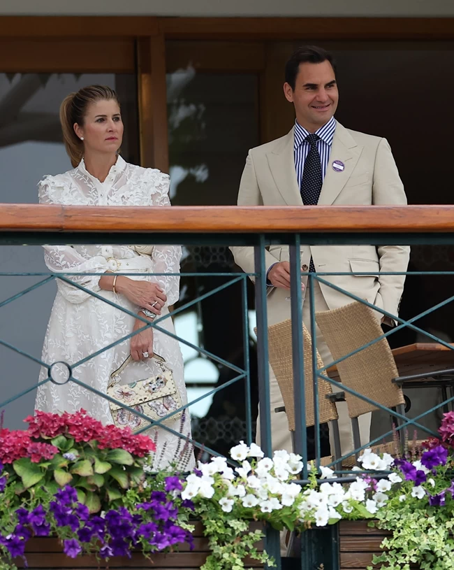 Elegant couple: Ο gentleman Ρότζερ Φέντερερ και η σύζυγός του Μίρκα με λευκό φόρεμα που έμοιαζε με vintage νυφικό