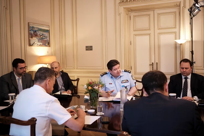 Σε εξέλιξη κρίσιμη σύσκεψη Μητσοτάκη με λοιμωξιολόγους: Μάσκες παντού εισηγούνται οι επιστήμονες - Εν αναμονή αποφάσεων