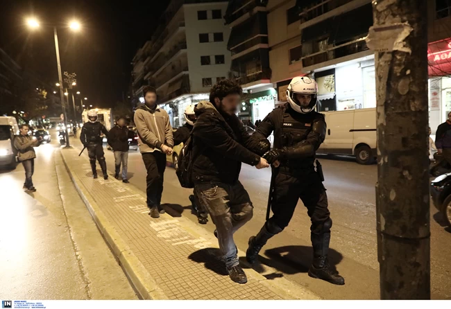 Επεισόδια έξω από τη ΓΑΔΑ σε φοιτητική πορεία: Χημικά και προσαγωγές
