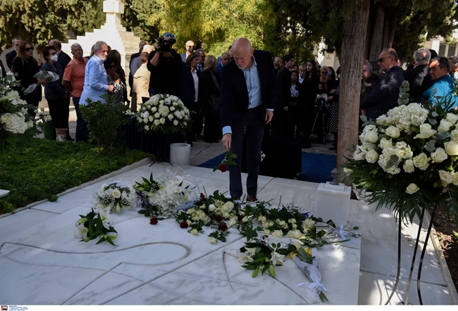 ΕΤΗΣΙΟ ΜΝΗΜΟΣΥΝΟ ΤΗΣ ΦΩΦΗΣ ΓΕΝΝΗΜΑΤΑ ΣΤΟ ΠΡΩΤΟ ΝΕΚΡΟΤΑΦΕΙΟ