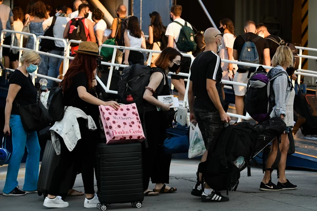 Κορονοϊός: Με μάσκες, προληπτική καραντίνα και τηλεργασία η επιστροφή των αδειούχων του Αυγούστου - Όλα τα νέα μέτρα