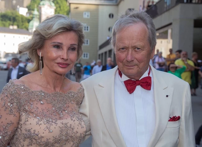 Ο δισεκατομμυριούχος Βόλφγκανγκ Πόρσε παίρνει διαζύγιο από την σύζυγό του επειδή πάσχει από άνοια- Η όμορφη 59χρονη, νέα του συνοδός