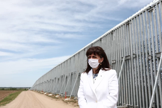 ΣΥΡΙΖΑ και Ελενα Ακρίτα επιτέθηκαν στην ΠτΔ για τον φράχτη στον Έβρο- Καταγγέλουν την αντι-μεταναστευτική πολιτική