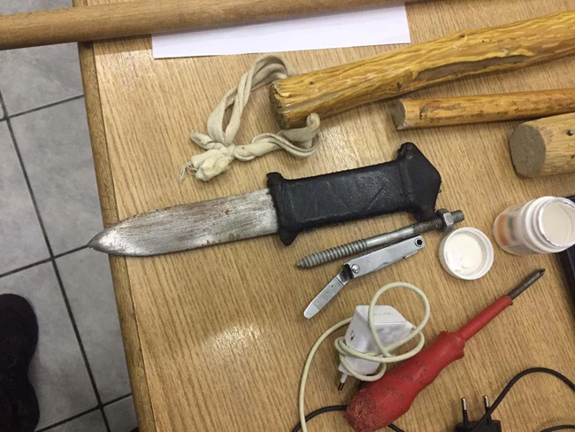 Εφοδος στις φυλακές Κορυδαλλού: Βρήκαν μαχαίρια, λάμες, ψαλίδια, σουβλιά, κινητά και usb